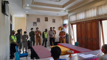 Tim Gabungan Kecamatan Busungbiu Lakukan Monitoring Pelaksanaan PPKM Darurat di Desa Sepang